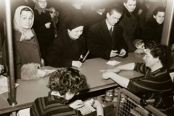 Rentenauszahlung durch die Post im Jahr 1955 Rentenauszahlung durch die Post im Jahr 1955