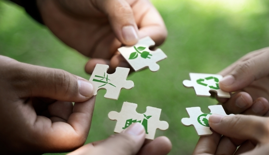 Fünf Hände bringen jeweils ein Puzzleteil zusammen Fünf Hände bringen jeweils ein Puzzleteil zusammen