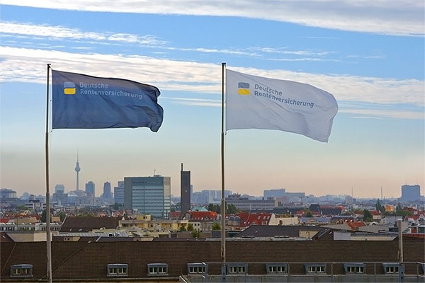 Flaggen in weiß und blau der Deutschen Rentenversicherung