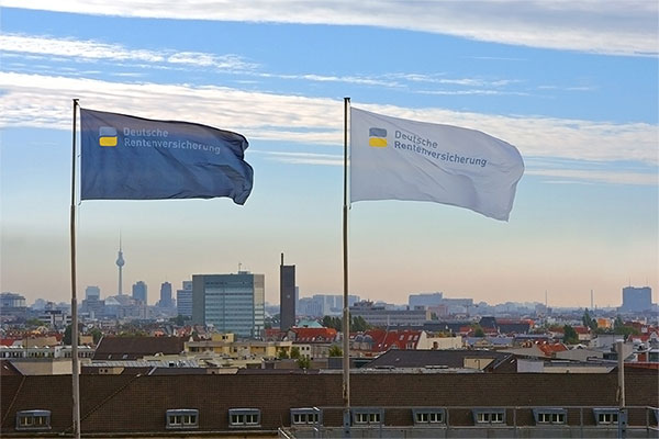 Foto: Flaggen in weiß und blau der Deutschen Rentenversicherung