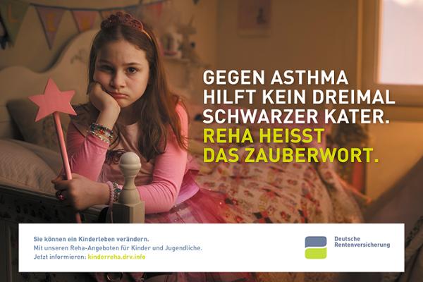 Junges Mädchen im rosa Elfenkleid mit einem Sternzauberstab in der Hand. Es guckt traurig. Text: Gegen Asthma hilft kein dreimal schwarzer Kater. Reha heißt das Zauberwort.