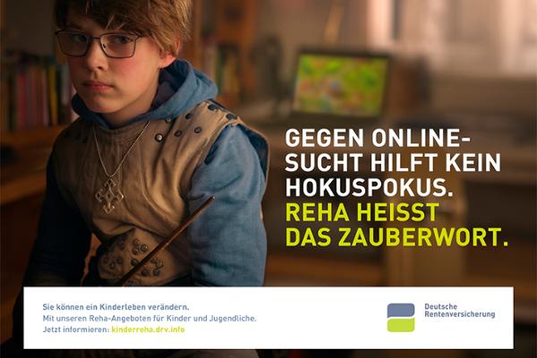 Junge mit Zauberstab in der Hand. Er guckt traurig. Text: Gegen Online-Sucht hilft kein Hokuspokus. Reha heißt das Zauberwort. Junge mit Zauberstab in der Hand. Er guckt traurig. Text: Gegen Online-Sucht hilft kein Hokuspokus. Reha heißt das Zauberwort.