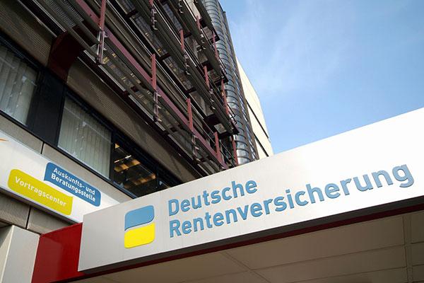 Foto: Eingang Fehrbelliner Platz mit Logo und Schriftzug der Deutschen Rentenversicherung