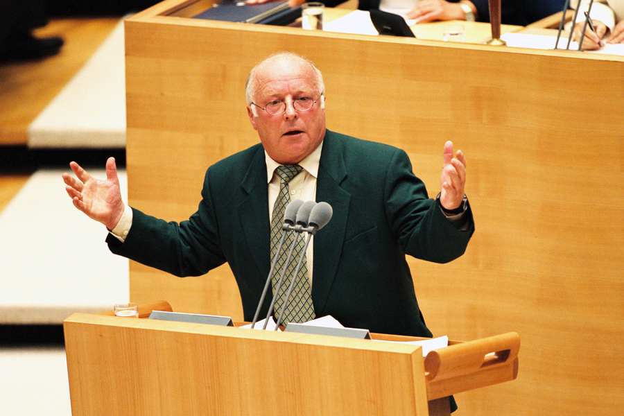 Foto: Norbert Blüm bei einer Bundestagssitzun 1996 am Rednerpult