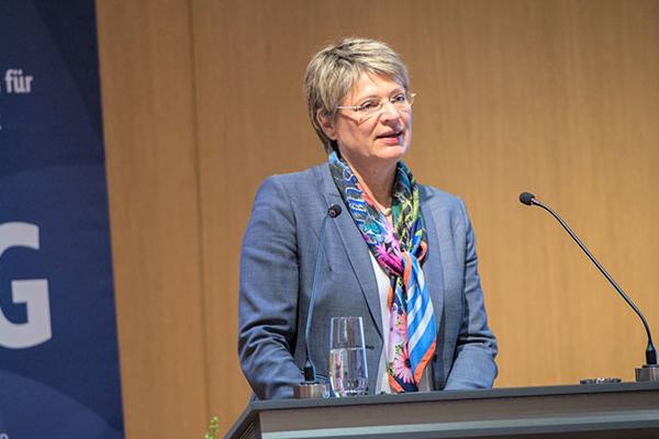Foto: Gundula Roßbach wurde am 13.09.2019 zur neuen Vorstandsvorsitzenden der Gesellschaft für Versicherungswissenschaft und -gestaltung (GVG) gewählt