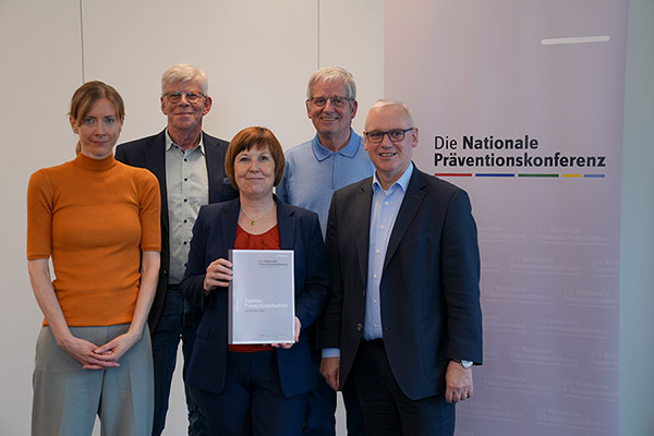 Vorsitz der Nationalen Präventionskonferenz veröffentlicht zweiten Präventionsbericht Vorsitz der Nationalen Präventionskonferenz veröffentlicht zweiten Präventionsbericht