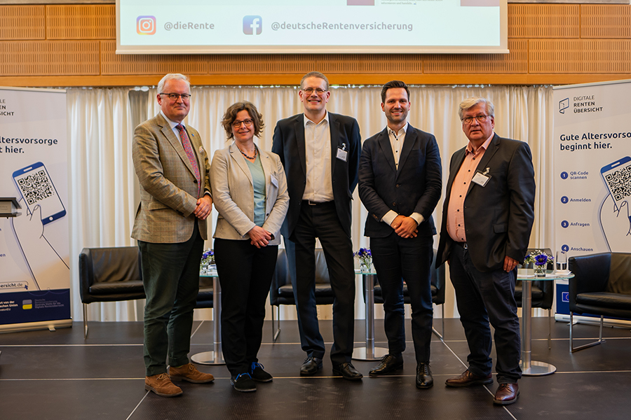 Foto: Gruppenbild von vier Männern und einer Frau Foto: Gruppenbild von vier Männern und einer Frau
