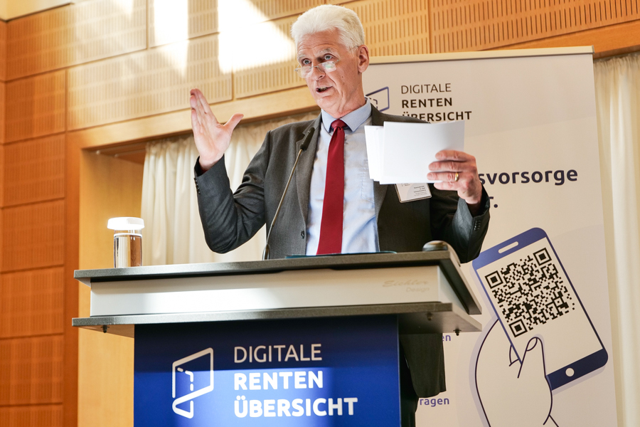 Foto: Dr. Rolf Schmachtenberg, beamteter Staatssekretär im Bundesministerium für Arbeit und Soziales, am Rednerpult während der Feierstunde zur Digitalen Rentenübersicht am 8. April 2024 in Berlin Foto: Dr. Rolf Schmachtenberg, beamteter Staatssekretär im Bundesministerium für Arbeit und Soziales, am Rednerpult während der Feierstunde zur Digitalen Rentenübersicht am 8. April 2024 in Berlin