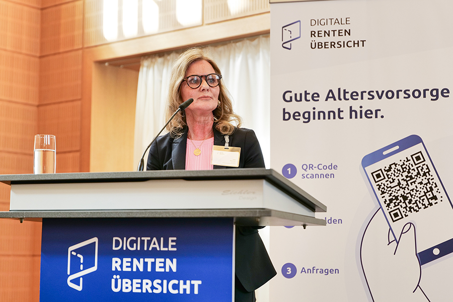 Foto: Imke Petersen, Leiterin der Zentralen Stelle für die Digitale Rentenübersicht, am Rednerpult während der Feierstunde zur Digitalen Rentenübersicht am 8. April 2024 in Berlin Foto: Imke Petersen, Leiterin der Zentralen Stelle für die Digitale Rentenübersicht, am Rednerpult während der Feierstunde zur Digitalen Rentenübersicht am 8. April 2024 in Berlin