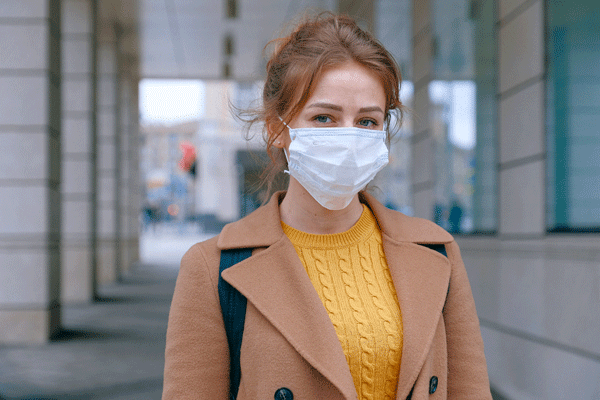 Eine Frau mit einem Mundschutz Eine Frau mit einem Mundschutz