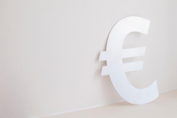 Ein Eurozeichen-Aufsteller an der Wand Ein Eurozeichen-Aufsteller an der Wand