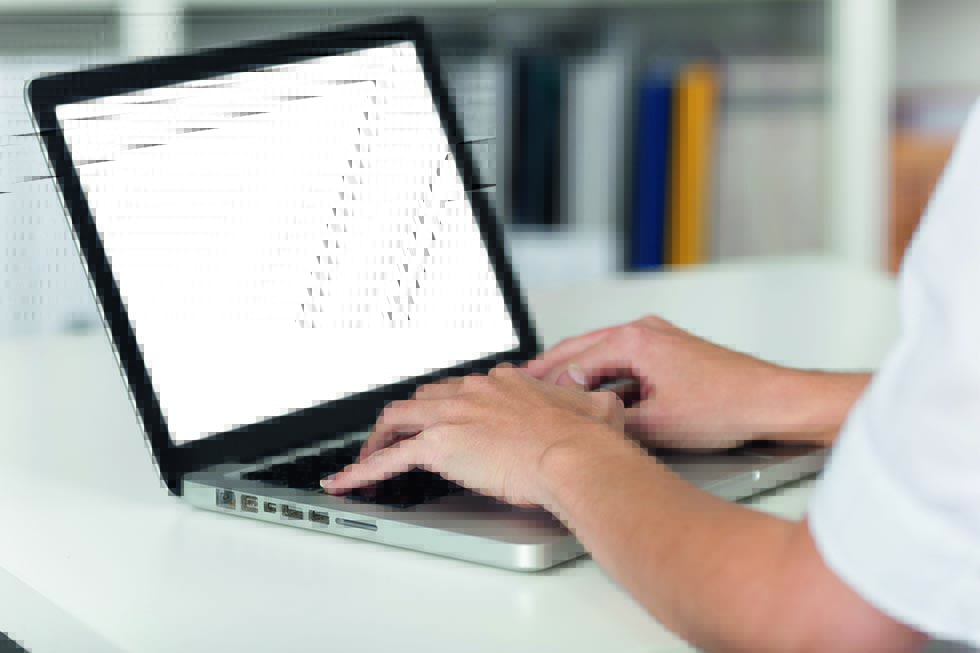 Hände liegen auf Notebook-Tastatur