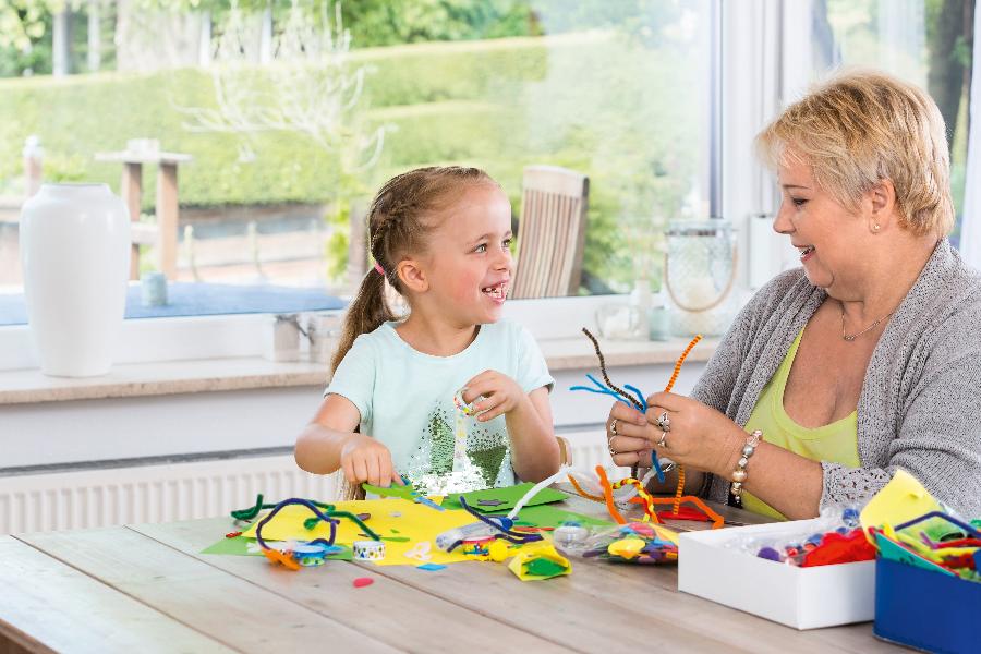 Enkelin und Oma basteln gemeinsam. Enkelin und Oma basteln gemeinsam.