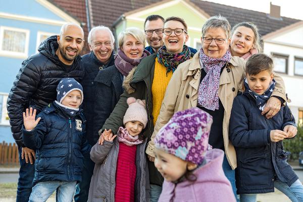 Ein Gruppenportrait von einer großen Familie Ein Gruppenportrait von einer großen Familie