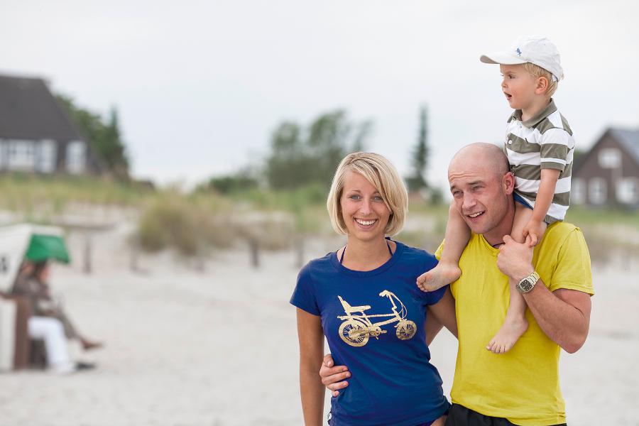 Eltern_mit_Kleinkind_am_Strand