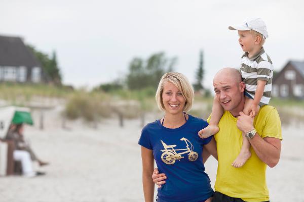 Eltern_mit_Kleinkind_am_Strand Eltern_mit_Kleinkind_am_Strand