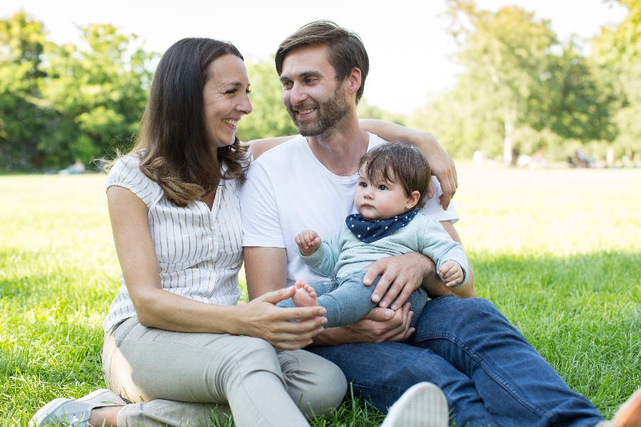 Portrait mit Mutter, Vater und Kleinkind Portrait mit Mutter, Vater und Kleinkind