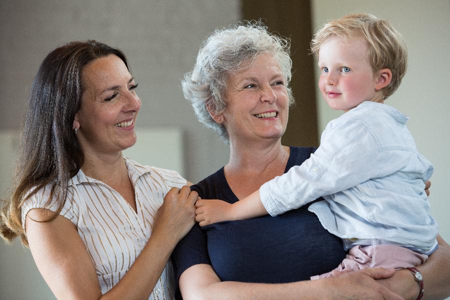 Portrait mit Oma, Mutter und Sohn Portrait mit Oma, Mutter und Sohn