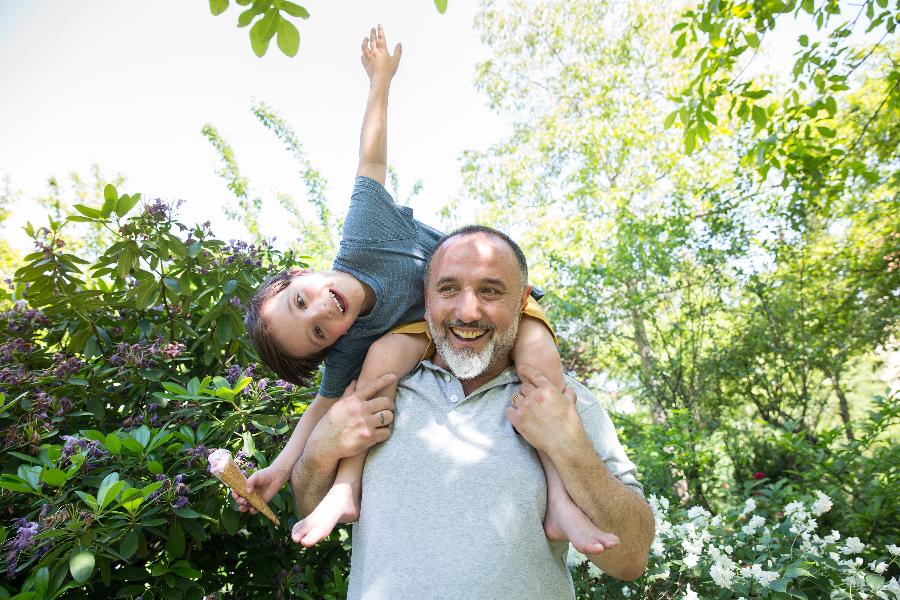 Ein Vater trägt seinen Sohn auf den Schultern Ein Vater trägt seinen Sohn auf den Schultern
