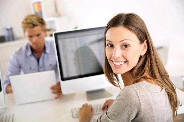 Junge Frau schaut über Schulter Junge Frau schaut über Schulter