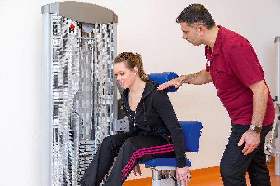 Eine junge Frau wird von einem Trainer beim Training betreut Eine junge Frau wird von einem Trainer beim Training betreut