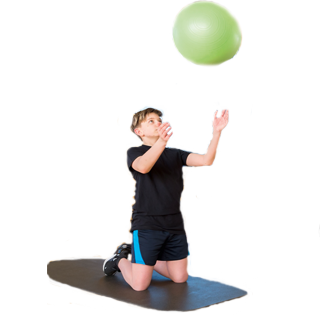 Eine Gruppe von Kindern trainiert mit Gymnastikbällen Eine Gruppe von Kindern trainiert mit Gymnastikbällen