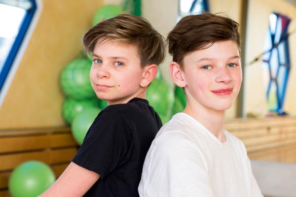 Ein Portrait von zwei Jungen in einer Turnhalle