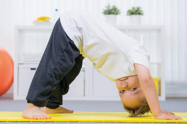 Ein kleiner Junge beim Yoga-Training Ein kleiner Junge beim Yoga-Training