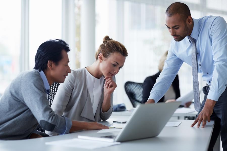 Drei Kollegen im Büro besprechen sich