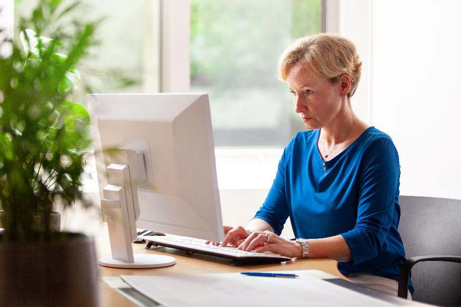 Eine Frau arbeitet an einem PC Eine Frau arbeitet an einem PC