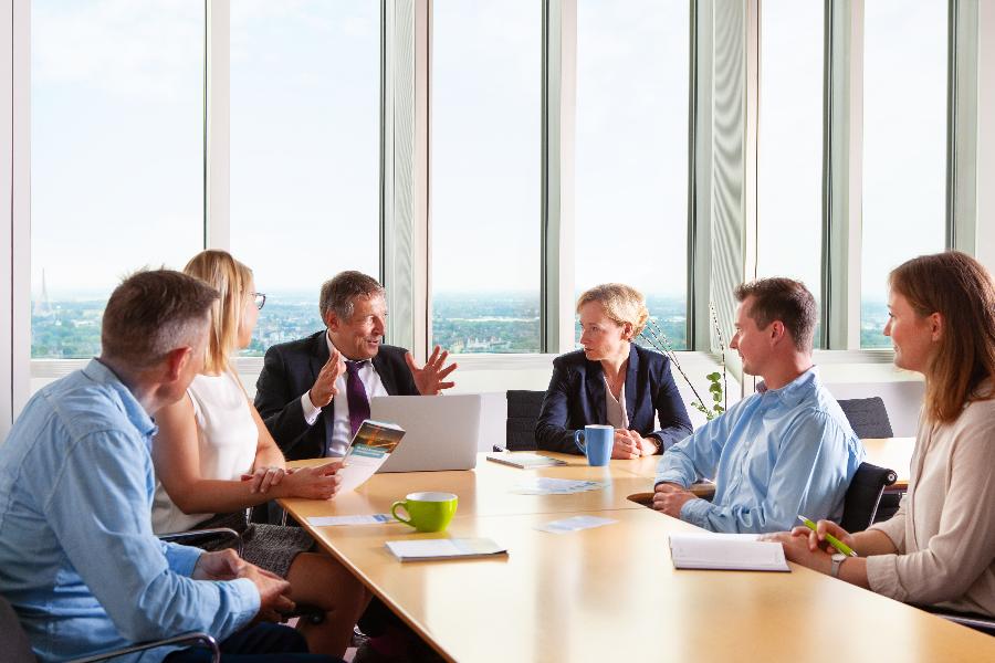 Kollegen in einer Besprechung an einem Konferenztisch Kollegen in einer Besprechung an einem Konferenztisch