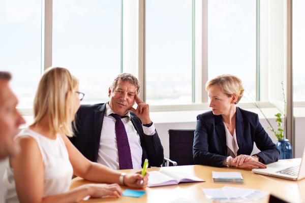 Kollegen in einer Besprechung an einem Konferenztisch Kollegen in einer Besprechung an einem Konferenztisch