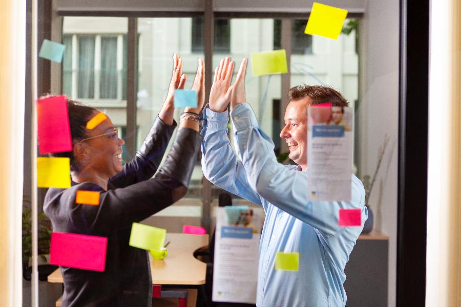 Zwei Kollegen schlagen gegenseitig in die Hände ein