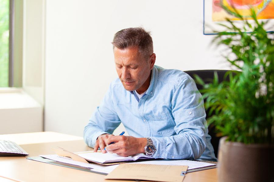 Ein Mann arbeitet am Schreibtisch Ein Mann arbeitet am Schreibtisch