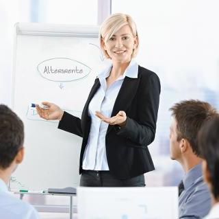 Eine Frau hält vor ihren Kollegen einen Vortrag über Altersrente Eine Frau hält vor ihren Kollegen einen Vortrag über Altersrente