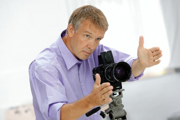 Ein professioneller Fotograf beim Fotografieren Ein professioneller Fotograf beim Fotografieren