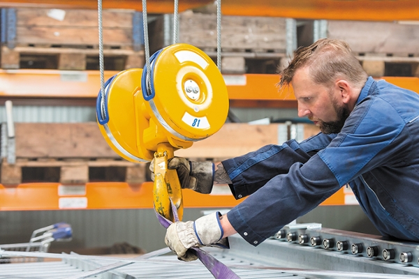 Ein Mann bei Arbeiten in einer Werkstatt. Ein Mann bei Arbeiten in einer Werkstatt.