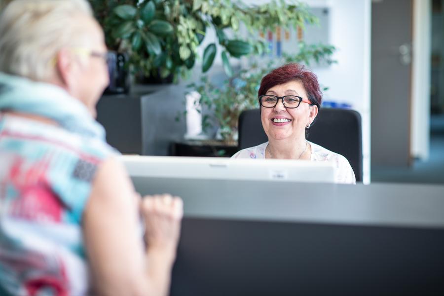 Eine Beraterin am Servicedesk Eine Beraterin am Servicedesk