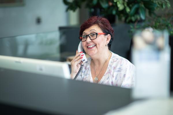 Eine Beraterin am Servicedesk Eine Beraterin am Servicedesk