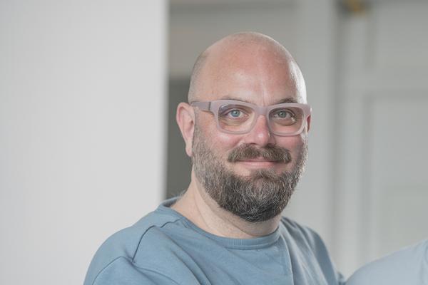 Porträt freundlicher Mann mittleres Alter mit Brille, Bart und Glatze Porträt freundlicher Mann mittleres Alter mit Brille, Bart und Glatze