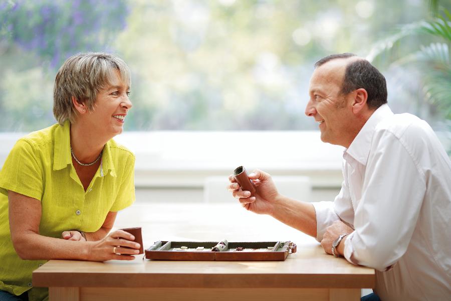 Ein Paar spielt ein Brettspiel Ein Paar spielt ein Brettspiel