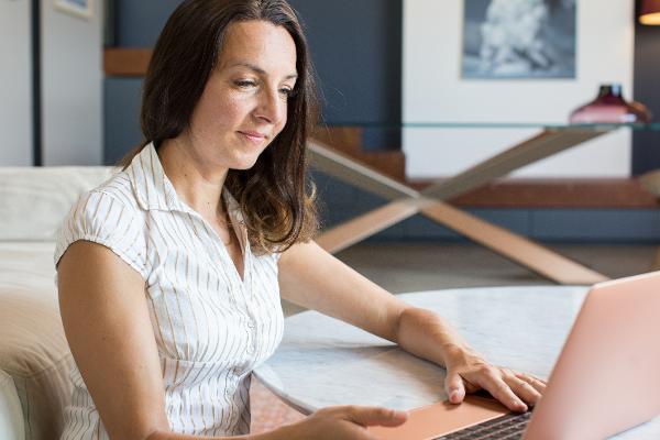 Eine Frau am Laptop