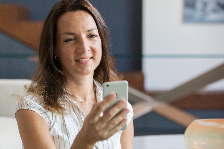 Eine Frau bedient ein Smartphone Eine Frau bedient ein Smartphone