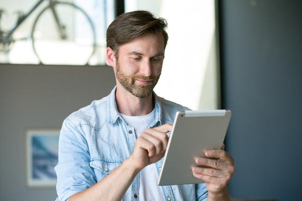 Ein Mann bedient ein Tablet