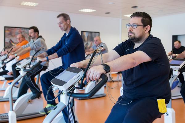 Eine Gruppe trainiert auf Fahrradergometern Eine Gruppe trainiert auf Fahrradergometern
