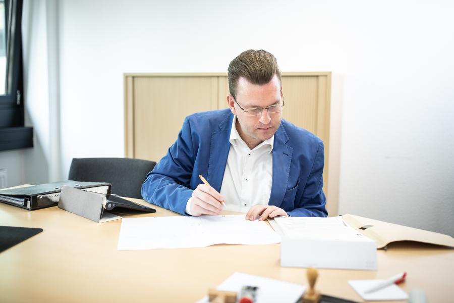 Ein Mann berarbeitet Unterlage Ein Mann berarbeitet Unterlage