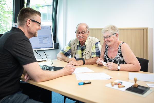 Ein Paar in der persönlichen Beratung Ein Paar in der persönlichen Beratung