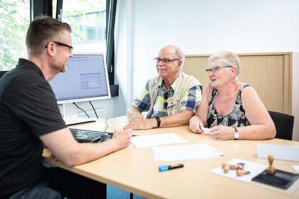 Ein Paar in der persönlichen Beratung Ein Paar in der persönlichen Beratung