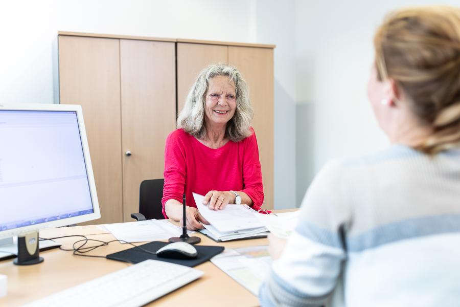 Eine Seniorin in einem persönlichen Beratungstermin Eine Seniorin in einem persönlichen Beratungstermin