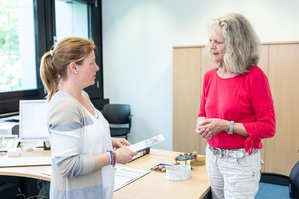 Eine Seniorin in einem persönlichen Beratungstermin Eine Seniorin in einem persönlichen Beratungstermin